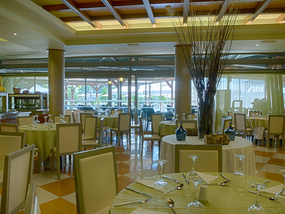 Το Thessalikon Restaurant δημιουργήθηκε με σκοπό να φιλοξενήσει γαστρονομικές δημιουργίες που θα μετατρέψουν το μεσημεριανό ή το βραδινό σας γεύμα σε μια γευστική εμπειρία άνευ προηγουμένου. Το Thessalikon Restaurant δημιουργήθηκε με σκοπό να φιλοξενήσει γαστρονομικές δημιουργίες που θα μετατρέψουν το μεσημεριανό ή το βραδινό σας γεύμα σε μια γευστική εμπειρία άνευ προηγουμένου.