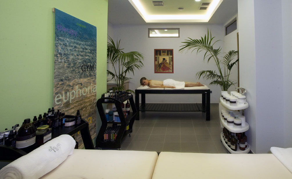 Ο χώρος του spa 400τμ, περιλαμβάνει 2 Sauna rooms, 2 Massage Rooms , Relax room , εσωτερική πισίνα με υδρομασάζ, κομμωτήριο και ένα πλήρως εξοπλισμένο γυμναστήριο.