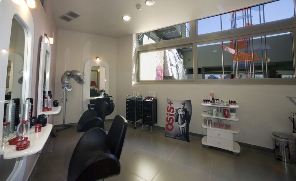 Ο χώρος του spa 400τμ, περιλαμβάνει 2 Sauna rooms, 2 Massage Rooms , Relax room , εσωτερική πισίνα με υδρομασάζ, κομμωτήριο και ένα πλήρως εξοπλισμένο γυμναστήριο.